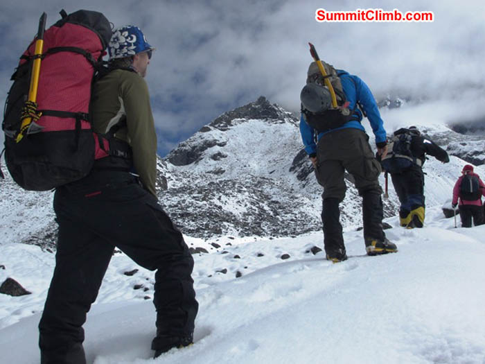 Jim, Tim, Nathan, Sangeeta, and Maggie walking to base camp. Sarabjit Bhooee Photo.