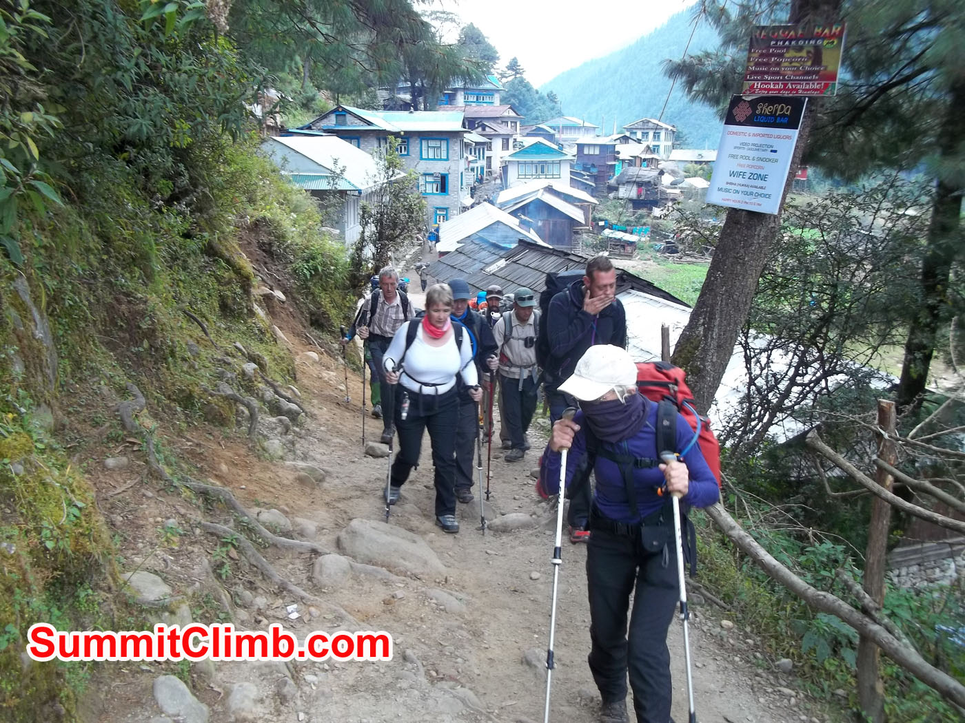 Walking down to next village, phakding. 