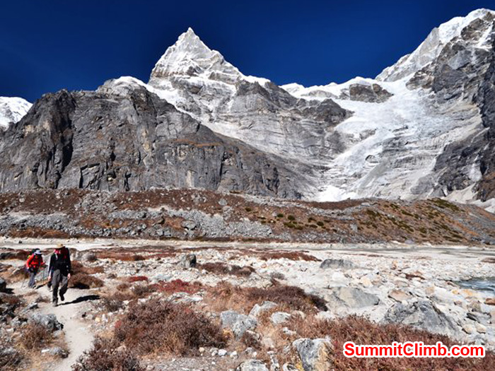 Walkers on the trail to Kare Village with Mount Kangtega and the Tagnag Glacier in the background. Photo by Michael Moritz