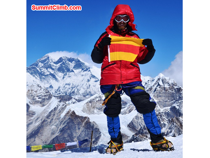 Yay, Bavarian Flag on top of Mera Peak, in the hands of Michael Moritz. Photo by Frank Seidel.