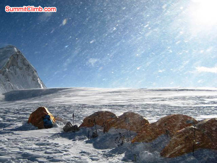 Wind storm in camp 1. Jussi Kuva photo.