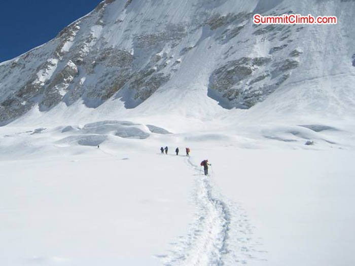 Walking fron Baruntse basecamp up to the West Col. Jussi Kuva Photo.
