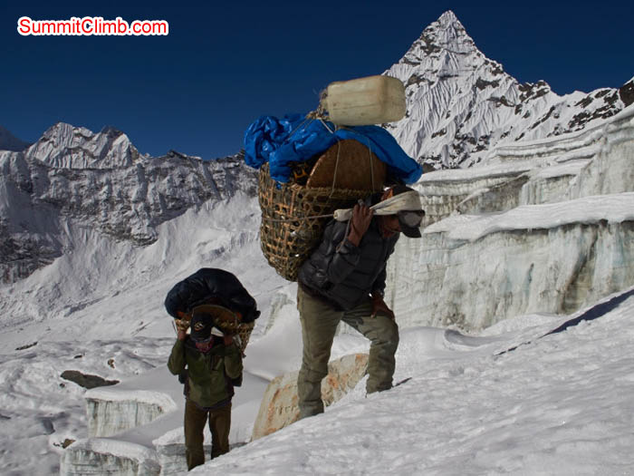 Porter crossing the Amphu Labtsa. Felix Berg Photo