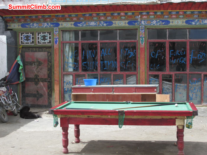 Snooker Board at Tingri at 4,300 meters/14,100 feet.  Photo John & Debbie