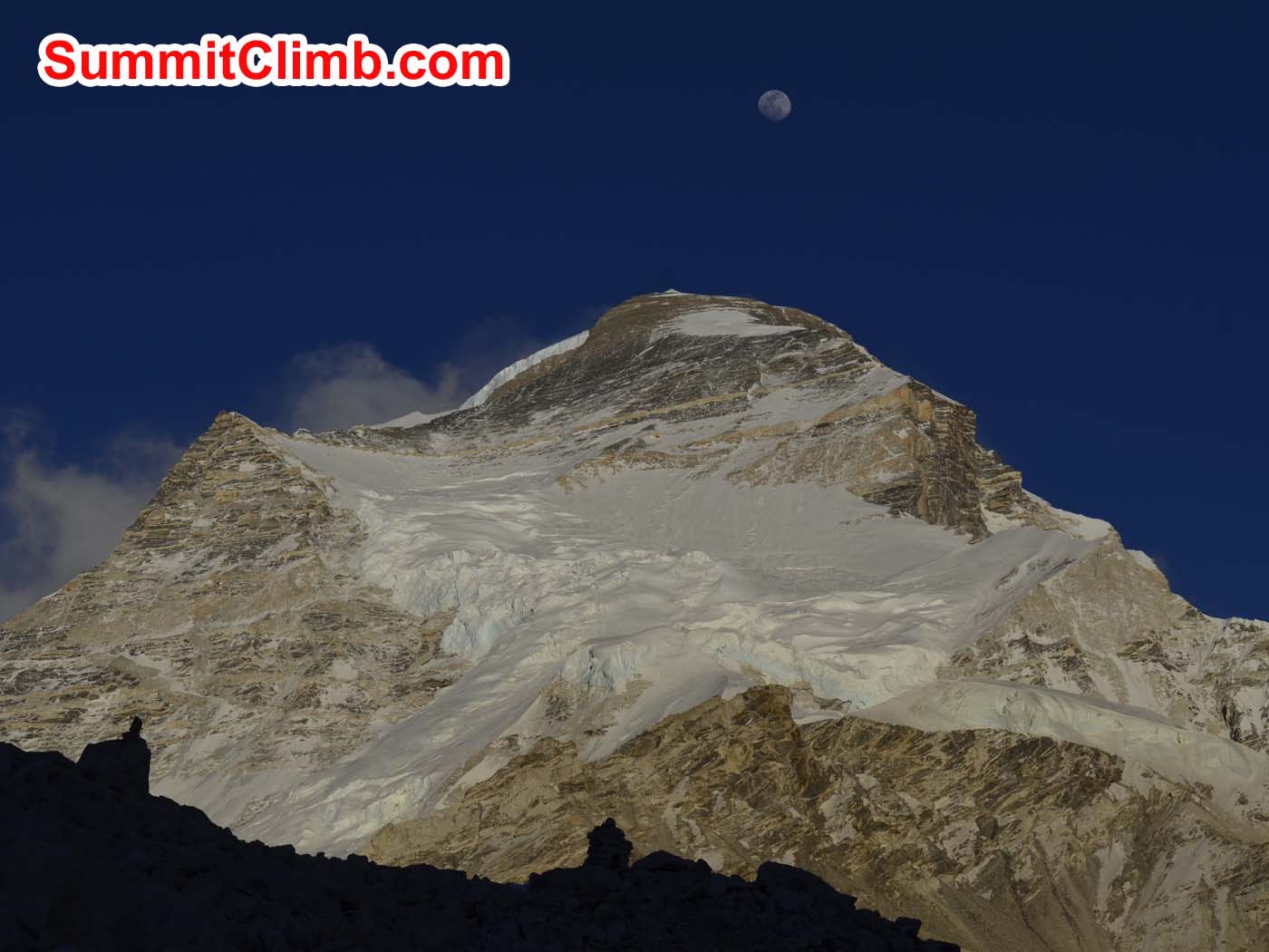 Cho Oyu with full moon. Dmitri Nichiporov photo