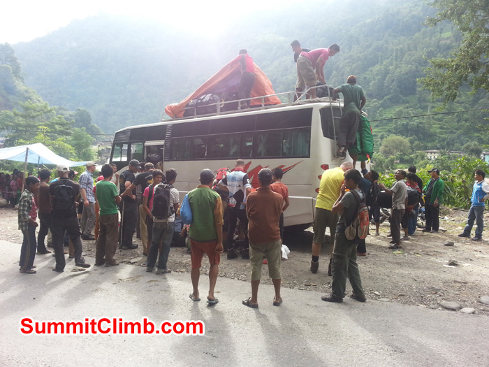 Off loading the loads from Bus to go another point. Photo Deha Off loading the loads from Bus to go another point. Photo Deha