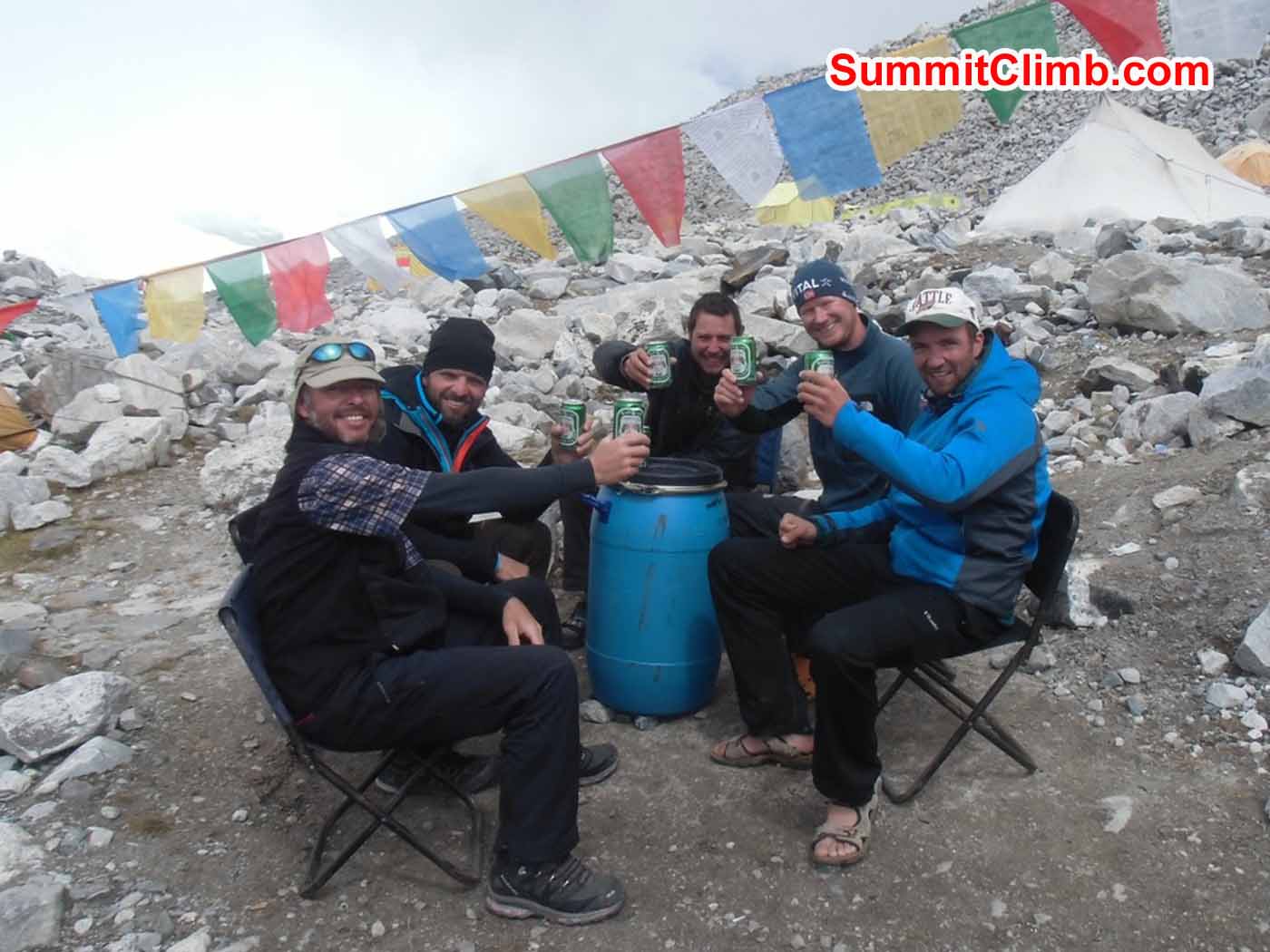 Nach 7 harten Tagen am Berg - Team Germany wieder vereint im ABC. Foto by Kylie