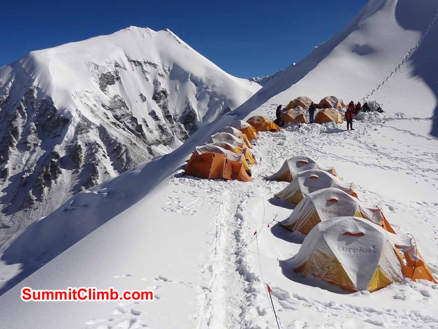 Lager 1 auf 6434m. Foto by Uwe Werner