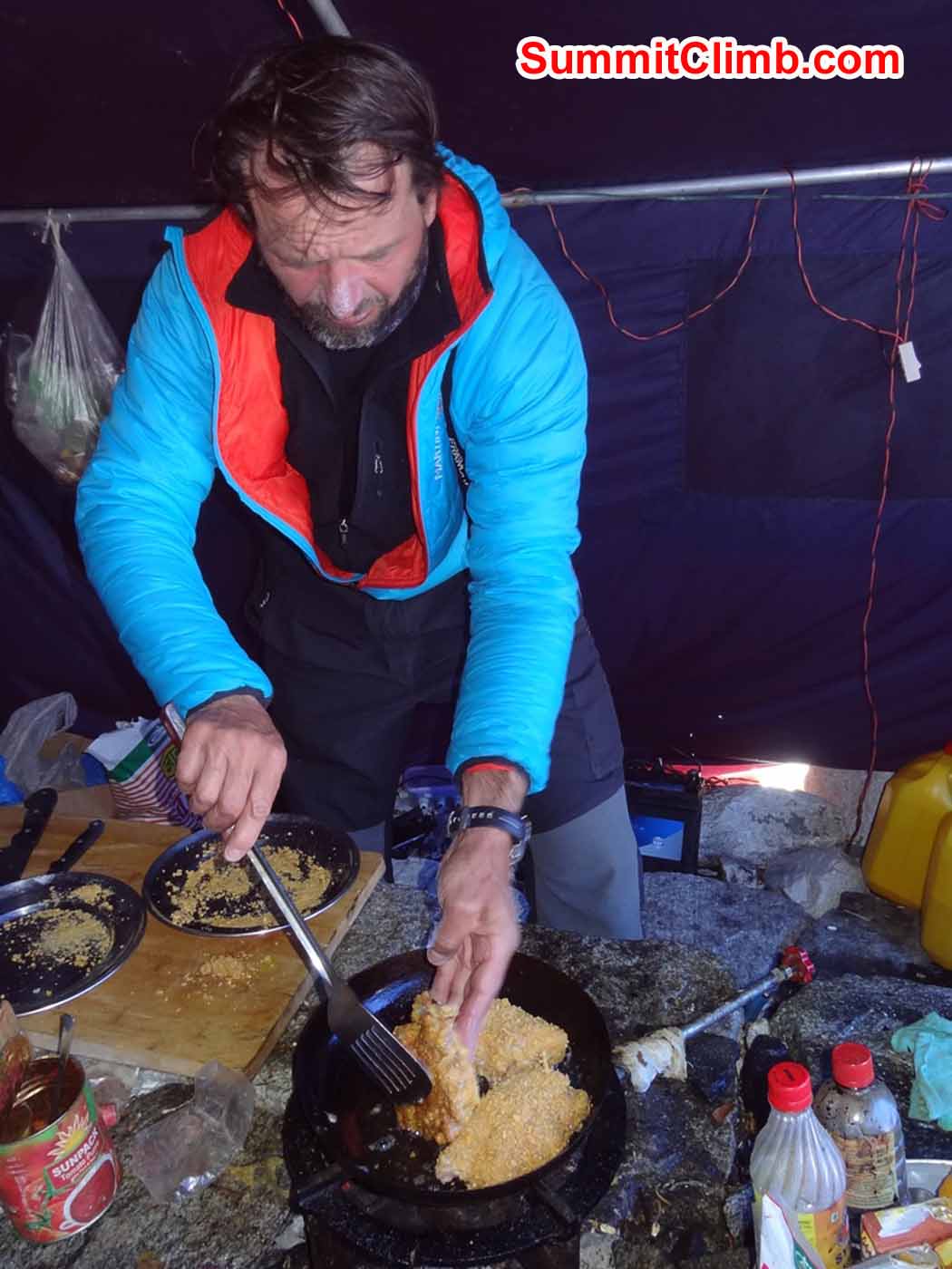 Chris beim Cordon Bleu braten. Foto by Uwe Werner