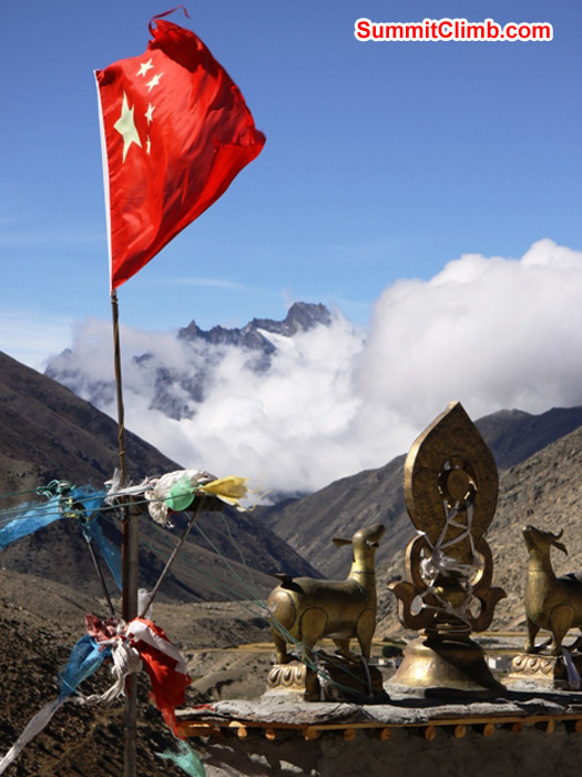 Chinese flag and statues on the roof of Milarepa's Cave. Matti Sunell Photo Chinese flag and statues on the roof of Milarepa's Cave. Matti Sunell Photo
