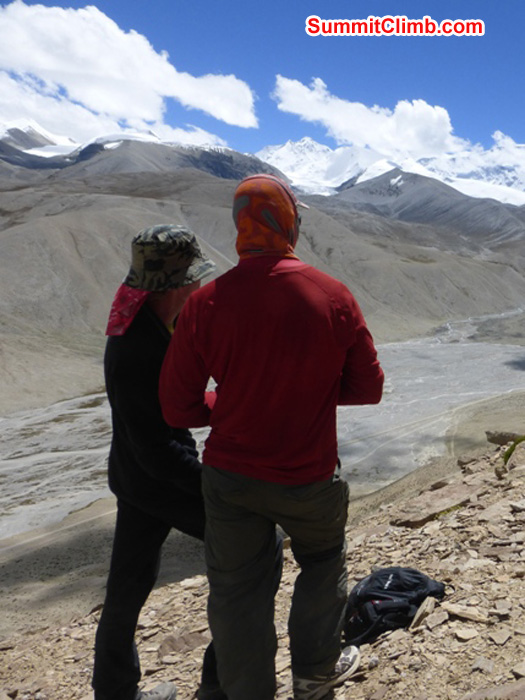 Matti and Matt looking towards Cho Oyu photo by Juergen Landmann
