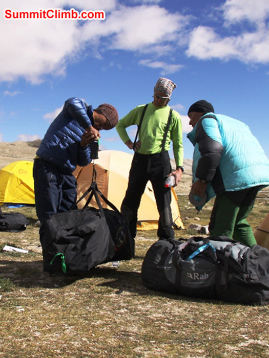 Weighing our duffles Ang Pasang JJ and Jangbu photo by Matti Sunell Weighing our duffles Ang Pasang JJ and Jangbu photo by Matti Sunell