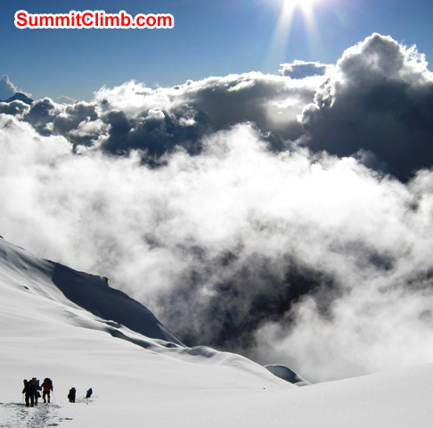 Climbers onthe slope from camp 2 going up to camp 3. Matti Sunell Photo Climbers onthe slope from camp 2 going up to camp 3. Matti Sunell Photo