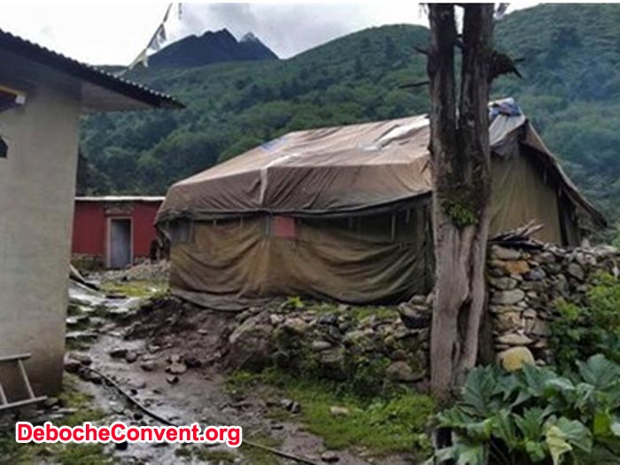 Work is complicated by the challenging weather. The carpentry shop is under cover