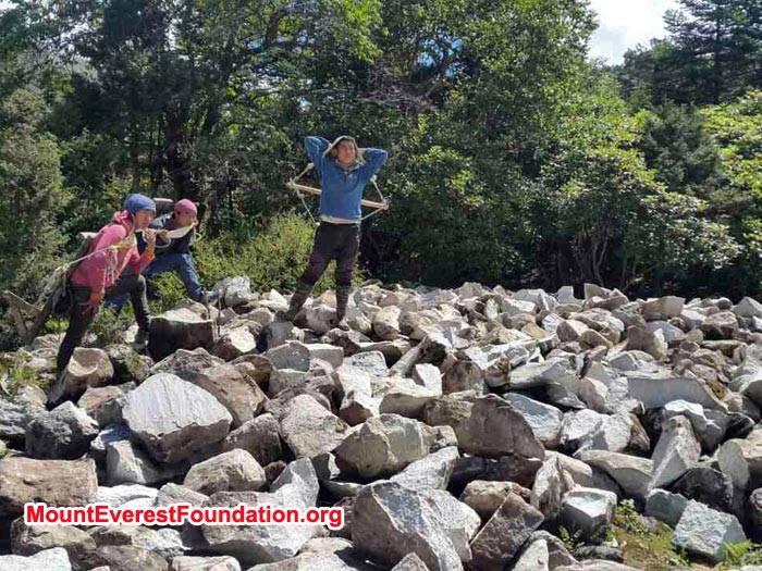 Worker keep collecting stone for deboche