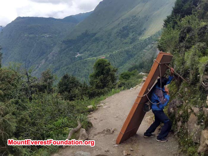 porter carring wood for deboche