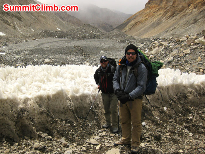 Arni Vatnhamer and Garry Williams trekking to Interim Camp - Photo Mia Graeffe.