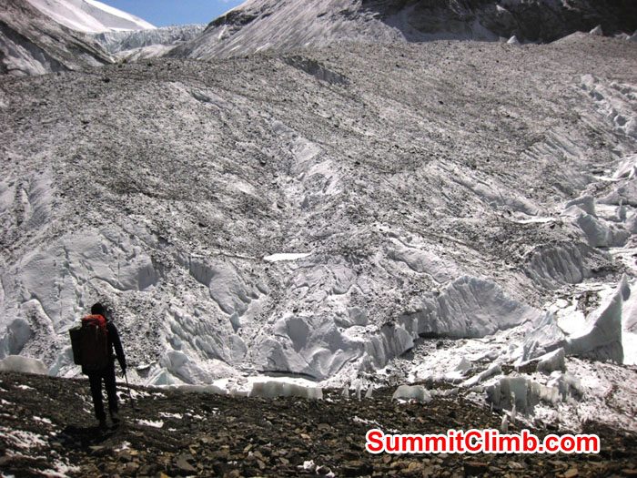 Trekking along the lower East Rongbuk glacier above interim camp - Photo Mia Graeffe