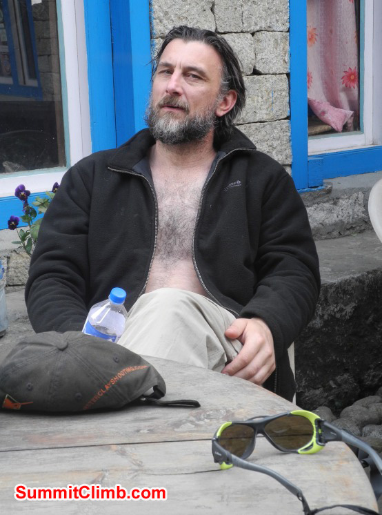 Adam Dixon, from the UK, takes a short water break in Pheriche village. Violetta Pontinen Photo.