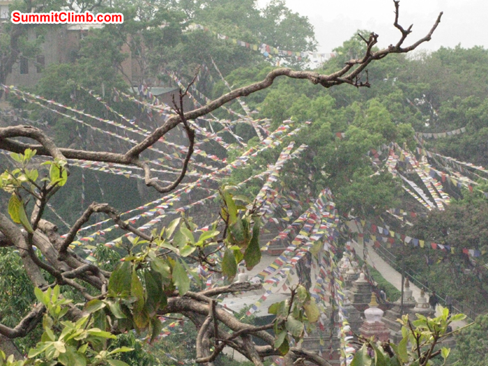 Player flag around the Shoyambhu Nath. Photo Rares Voda.