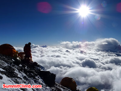 everest climb above the cloude