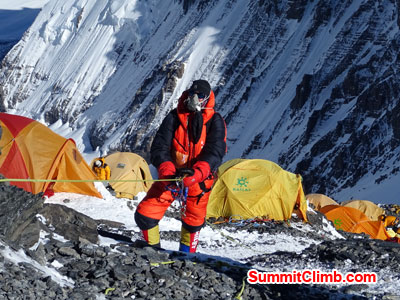 everest climb fixed rope and climbing