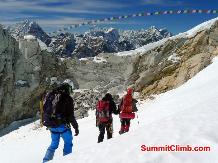 Cross Amphu Labtsa pass to to Chukkung