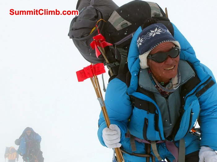 Jangbu marks the trail on cho oyu, members following