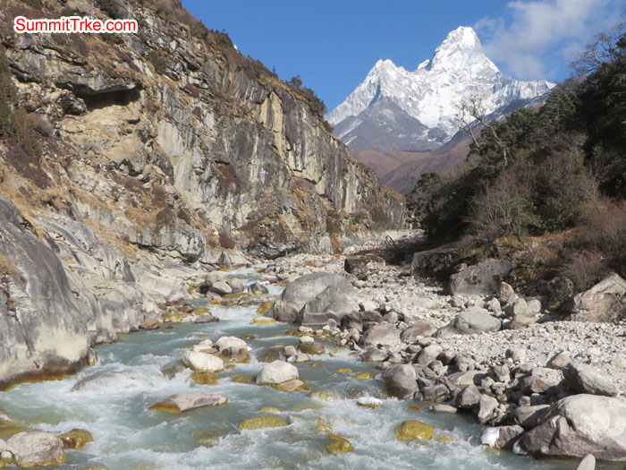 Dhug Koshi river with beautiful view of AmaDablam.  Photho Aless.