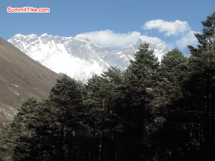 Beautiful view on the way to Fungki Thangka. Photo Aless and Luke