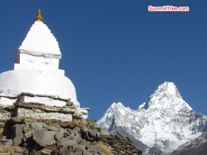 Budish stupa and amadablam. Photo Aless and Luke.