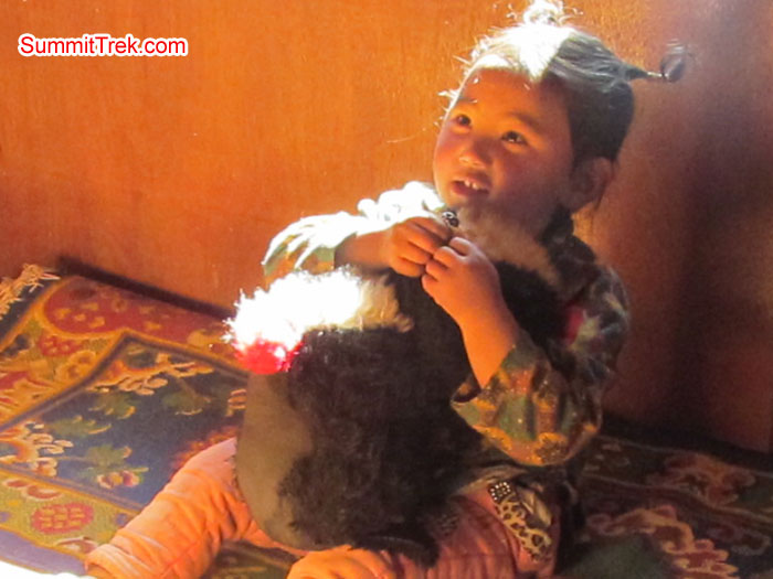 Kid’s enjoying having toy. Photo Aless