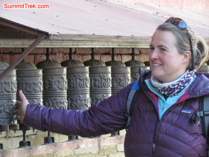 Aless rotating the player wheel. Photo Aless