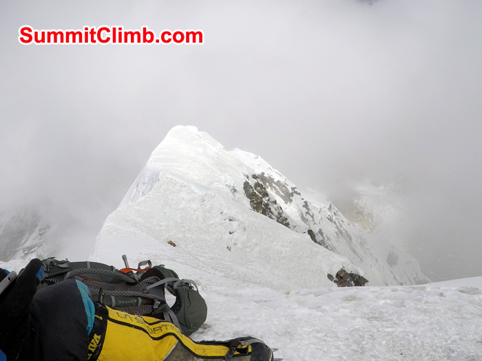 Fog start to come right after we summit. Photo Pedro Llanos