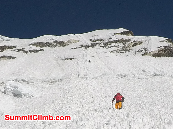 Island Peak, Jangbu fixing rope and Erik in Yellow suit. Photo Pedro Llanos