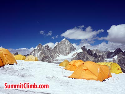 Good weather at camp 1. Photo Puwei L