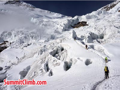 Heading to Camp 4. Photo Puwei L