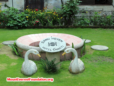 nepal volunteer trek