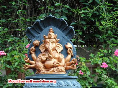 nepal volunteer trek